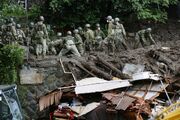 طوفان و رانش زمین در اندونزی با ۵۴ کشته و ناپدید+تصاویر
