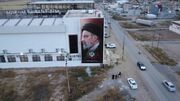 ویدیو | نصب بزرگ ترین تصویر شهید آیت الله رئیسی در استان نینوی عراق