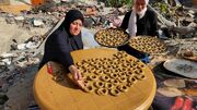 گزارش تصویری | کیک پزی زنان آواره فلسطینی بر روی ویرانه‌ها در عید قربان