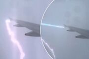 فیلم| لحظه برخورد صاعقه به بال هواپیمای مسافربری