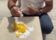 فیلم| گرمای شدید هوا در ریاض؛ پختن تخم مرغ روی زمین داغ