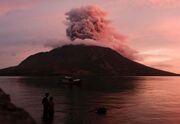 فوران کوه آتشفشان ایبو در اندونزی و هشدار سیل و گدازه سرد