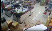 سارقان مسلح یک مغازه بدست مردم کتک خوردند (فیلم)