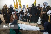 مراسم نمادین خاکسپاری شهدای کربلا در خوزستان (عکس)