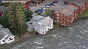 لحظه سقوط یک خانه به رودخانه در آلاسکا (فیلم)