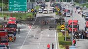 ۱۰ کشته بر اثر سقوط هواپیما در جاده‌ ای در مالزی (+فیلم)