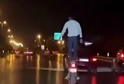 حرکت عجیب مرد موتور سوار وسط خیابان‌ ! (فیلم)