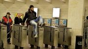 عاقبت دردناک مردی که از پرداخت بلیت مترو فرار کرد ! (فیلم)
