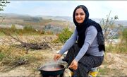 طبخ یک غذای ساده با تخم مرغ، پیاز و گوجه توسط یک کدبانوی روستایی ایرانی (فیلم)