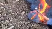جوش آوردن آب با استفاده از گدازه‌های آتشفشانی (فیلم)