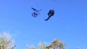 لحظه از دست رفتن تعادل دوچرخه سوار در پرش از ارتفاع (فیلم)