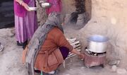 پخت چاپلی کباب با گوشت تیشه‌ای توسط دو زوج افغانستانی (فیلم)