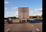 له شدن یک خودرو آئودی در تصادف با کامیون (فیلم)