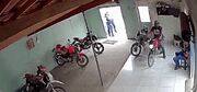 ورود هولناک یک موتورسوار به داخل پارکینگ (فیلم)