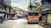 لحظه برخورد اتوبوس با تیر برق (فیلم)