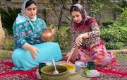 پخت یک غذای محلی با مرغ و گردو توسط دو دختر روستایی گیلانی (فیلم)