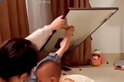 واکنش شگفت‌انگیز مادر جوان در نجات جان کودک حین بازی (فیلم)