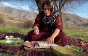 پخت ماهی داخل ساج کنار رودخانه توسط بانوی روستایی کردستانی (فیلم)
