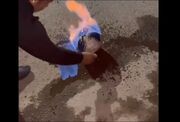 حرکت جنون‌آمیز یک جوان ؛ ریختن بنزین روی توپ و زدن ضربه سر (فیلم)