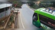 واژگون شدن یک اتوبوس در ویتنام (فیلم)