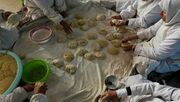 پخت ۱۴ هزار نان توسط بانوان دیار حاج قاسم در مسجد جمکران (عکس)