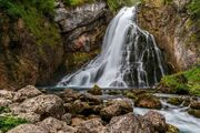 سرازیر شدن آبشار از کوه‌های بندرعباس (فیلم)