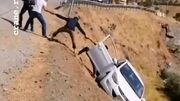 زنجیره انسانی برای نجات یک انسان از داخل ماشینی که در حال پرت شدن از کوه است (فیلم)