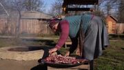 فرآیند پخت بره در تنور زیرزمینی به سبک زوج مشهور آذربایجانی (فیلم)