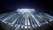 این نوارهای نازکی که می بینید ایستگاه قطارهای پر سرعت شهر ووهان چین هستند! (فیلم)