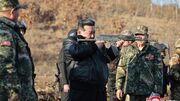 بازدید رهبر کره شمالی از پایگاه ارتش (+ عکس) / کیم دست به اسلحه شد