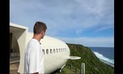 نمای داخلی رویایی یک ویلا به شکل هواپیمای جت در بالی (فیلم)