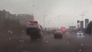 قدرت واقعی و ترسناک گردباد را از داخل ماشینی که به هوا بلند می‌شود، ببینید (فیلم)