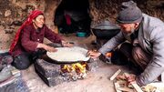 طرز تهیه آبگوشت مرغ و نان ساجی به روش زوج غارنشین افغانستانی (فیلم)