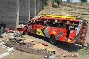 سقوط مرگبار اتوبوس از روی پلی به ارتفاع 50 متر (فیلم)