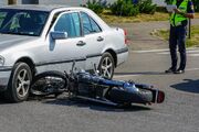 اقدام خطرناک موتورسوار عجول در خیابان (فیلم)