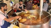 غذای خیابانی در پاکستان؛ پخت و سرو ۵۰۰ کیلو آب نخود با مرغ و تخم مرغ (فیلم)