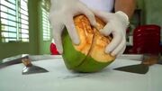 طرز تهیه رول بستنی با نارگیل توسط جوان خلاق تایلندی (فیلم)