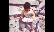 تلاوت قران کودک فلسطینی در غزه روی ویرانه‌های خانه‌اش (فیلم)