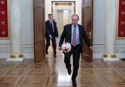تصاویری دیدنی از پوتین در حال بازی با توپ در کاخ کرملین (فیلم)