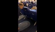 اقامه نماز اول وقت در هواپیما (فیلم)