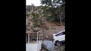 سقوط عجیب دو خودرو از جاده روی پشت بام و حیاط منزلی در هفت چشمه (فیلم)