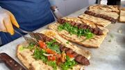 غذای خیابانی در ترکیه؛ نحوه تهیه و پخت ده‌ها سیخ کباب کوبیده (فیلم)