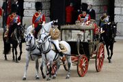 رفتار متفاوت و جالب اسب کاخ باکینگهام انگلیس با یک سرخ‌پوست (فیلم)