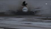 لحظه وحشتناک برخورد هواپیمای ایرباس با ماشین آتش‌نشانی روی باند؛ آتش گرفتن هواپیما (فیلم)