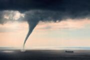 تصاویری هولناک از لحظه وقوع گردباد در سواحل دریای سیاه (فیلم)
