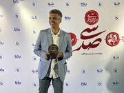 اهدا تندیس افتخاری نمایش «سی‌صد» به عادل فردوسی‌پور توسط ایرج طهماسب