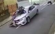 انتقام جنون‌آمیز راننده خودرو از سارقین موتورسوار