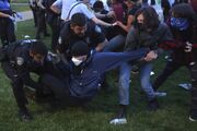 همزمان با دستگیری صدها دانشجو کاخ سفید خواستار اعتراضات "مسالمت آمیز" شد