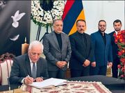 امضای دفتر یادبود شهدای خدمت توسط رئیس‌جمهور و دیگر مقامات ارمنستان