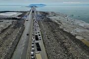 ترافیک چند کیلومتری برای تماشای دریاچه ارومیه